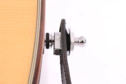 Goupille et serrure métalliques robustes